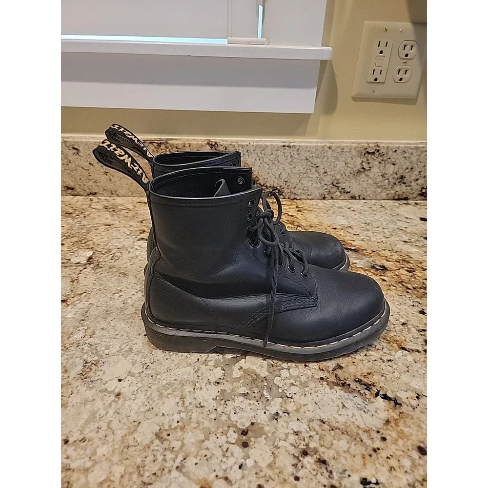 Dr. Doc Martens 11822 The ORIGINAL Black AirWair Boots  - Mens Size 7/ Womens 8